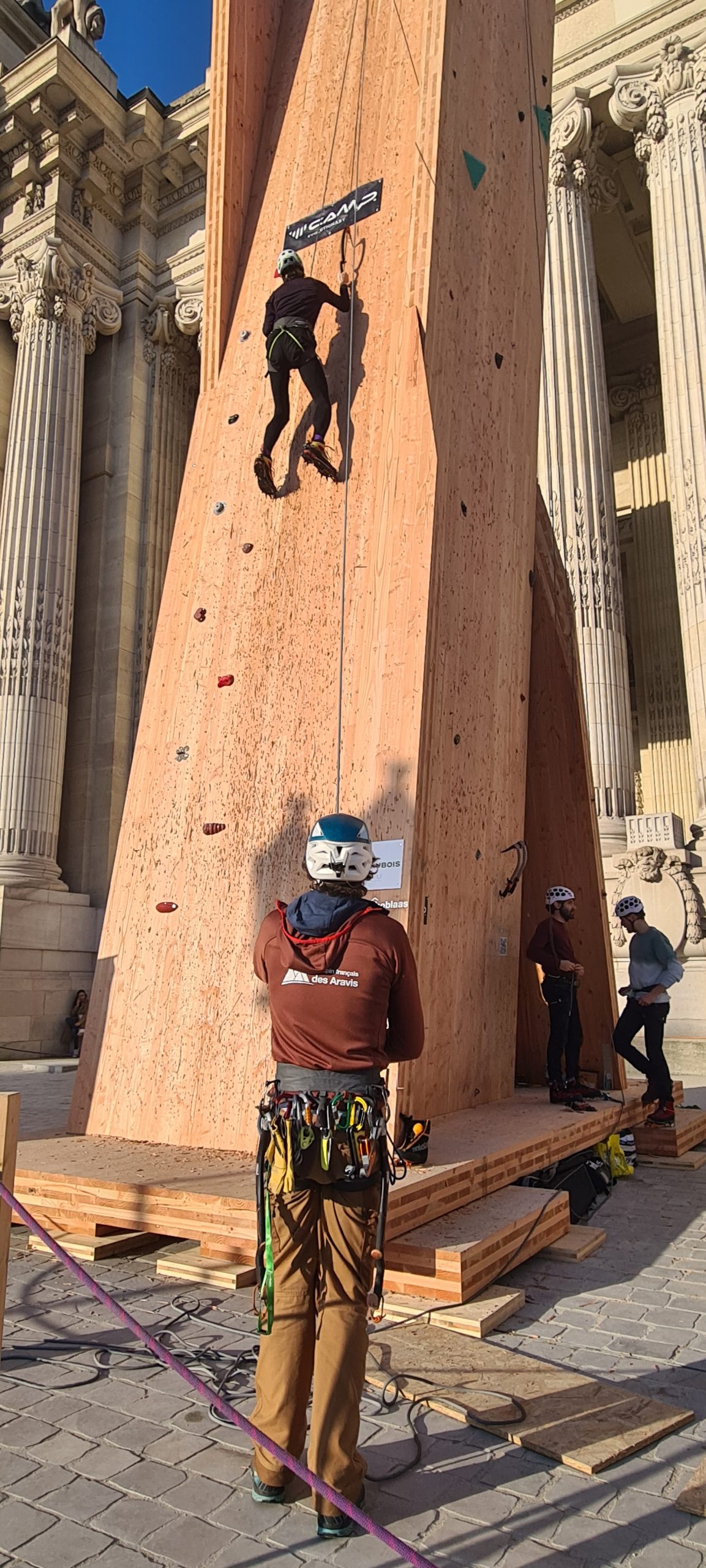 Initiation piolets-crampons sur le plan incliné de la Cascade de Bois® — Grand Palais, Paris, février 2026