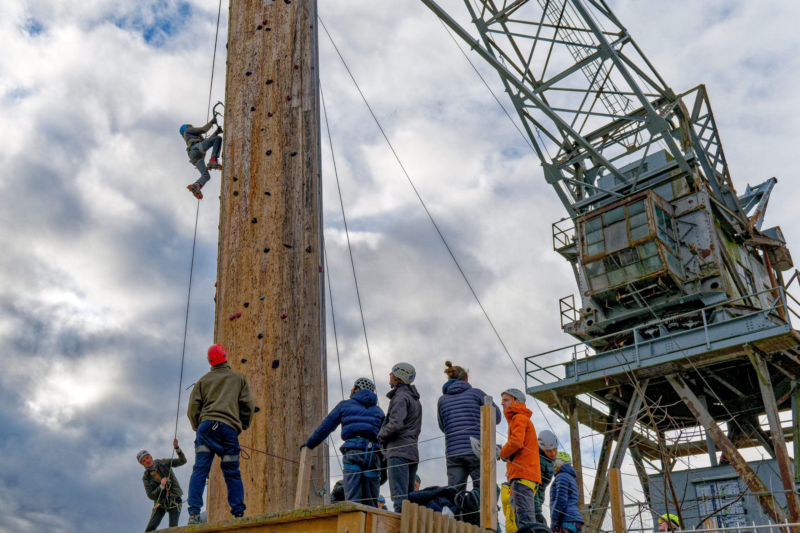Grimpe en dévers sur la voie Cascade de Bois® à Bordeaux